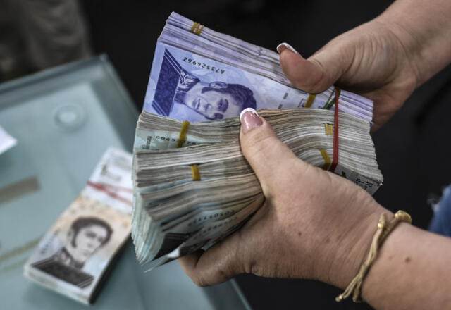Venezolanos esperan un nuevo aumento del Bono de Guerra Económica | Esto se sabe
