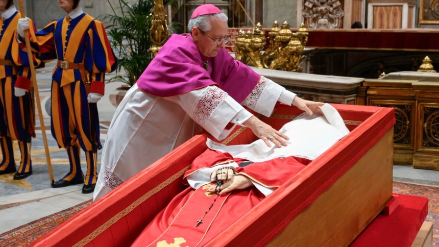 Cerraron el féretro del papa Francisco féretro
