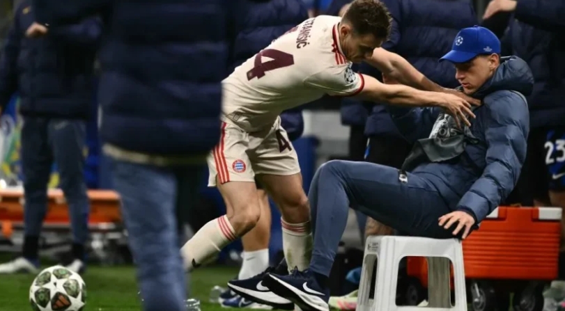 Stanisic del Bayern se disculpa por empujar al recogepelotas en juego de la Champions empujar