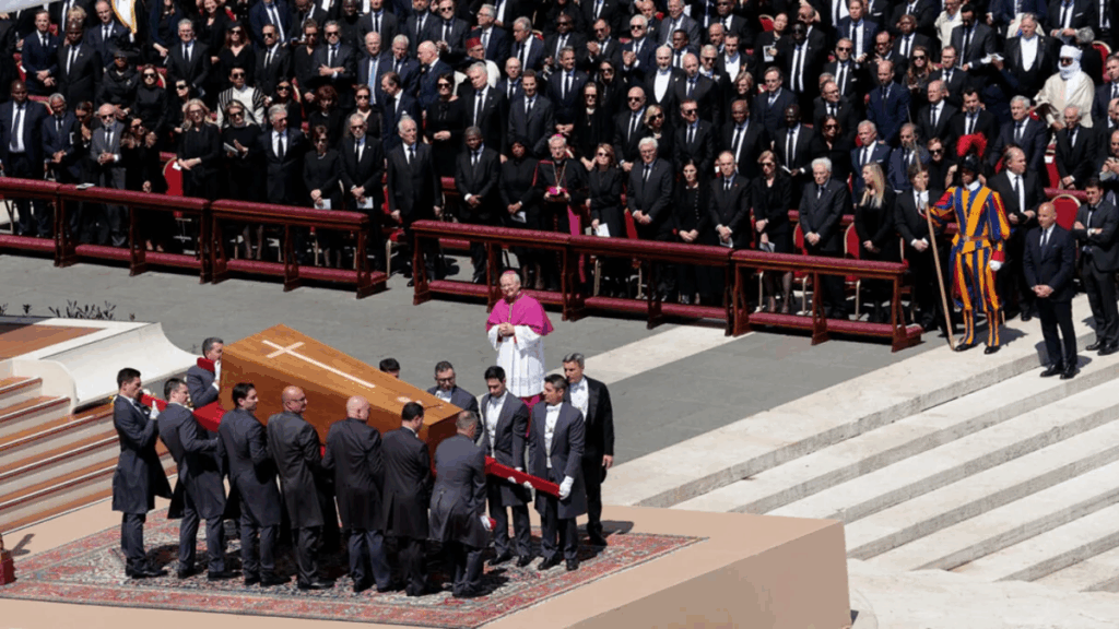 Esto hizo Trump en el funeral del papa que se considera una falta de consideración ante el solemne evento papa