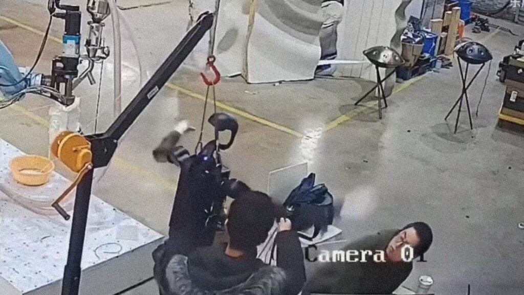 VIRAL: El momento en que un Robot humanoide chino se vuelve ‘Terminator’ y desató el pánico entre los operarios robot humanoide