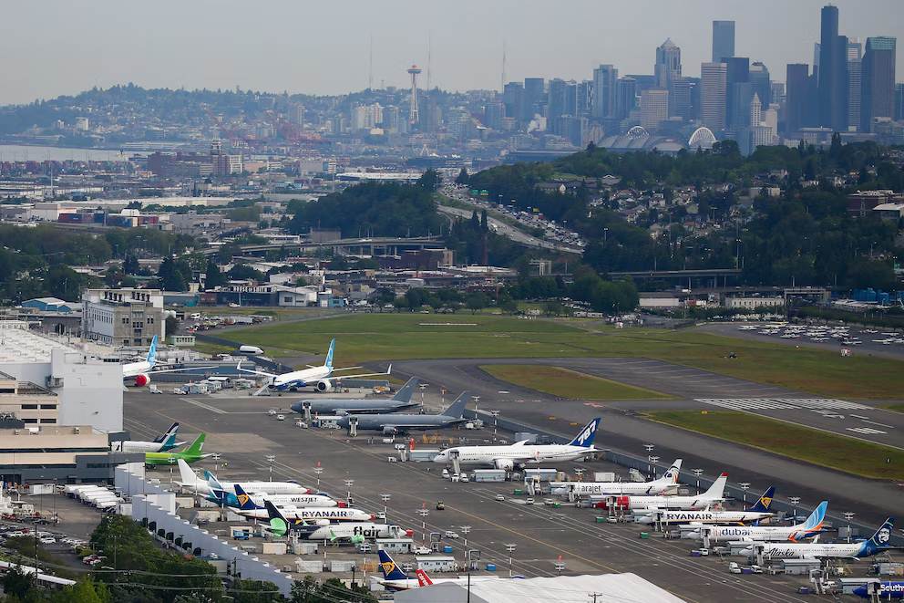 Pasajero intentó abrir la puerta de un avión en pleno vuelo y recibió la respuesta de la tripulación pasajero