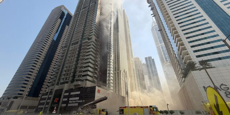 Devastador incendio se registra en un rascacielos en Dubai, unas 4.000 personas son evacuadas (Fotos y videos) Dubai