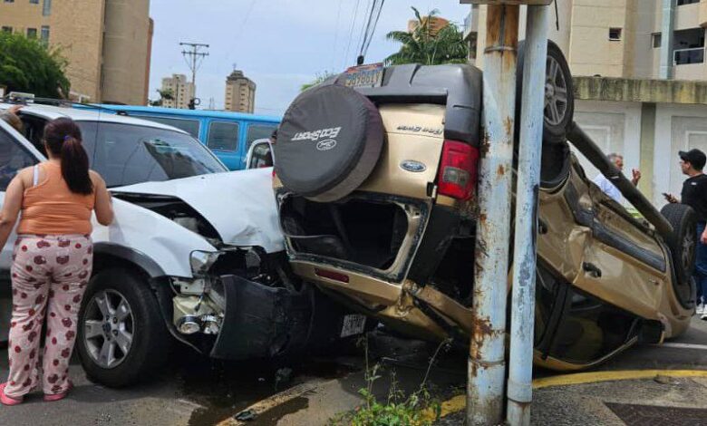 ¡TREMENDO SUSTO! Impactante colisión se produjo entre dos camionetas en el sector Tierra Negra de Maracaibo colisión