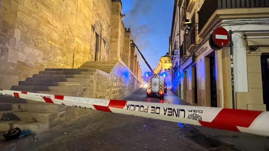 Extinguido el incendio en la Mezquita de Córdoba, España incendio