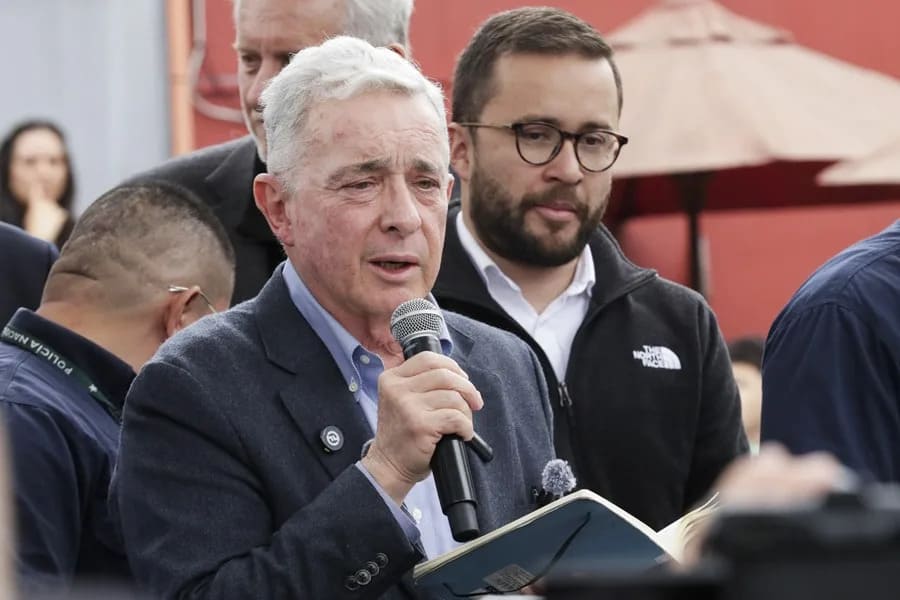 Álvaro Uribe rinde homenaje a senador Miguel Uribe Turbay en Bogotá Álvaro Uribe