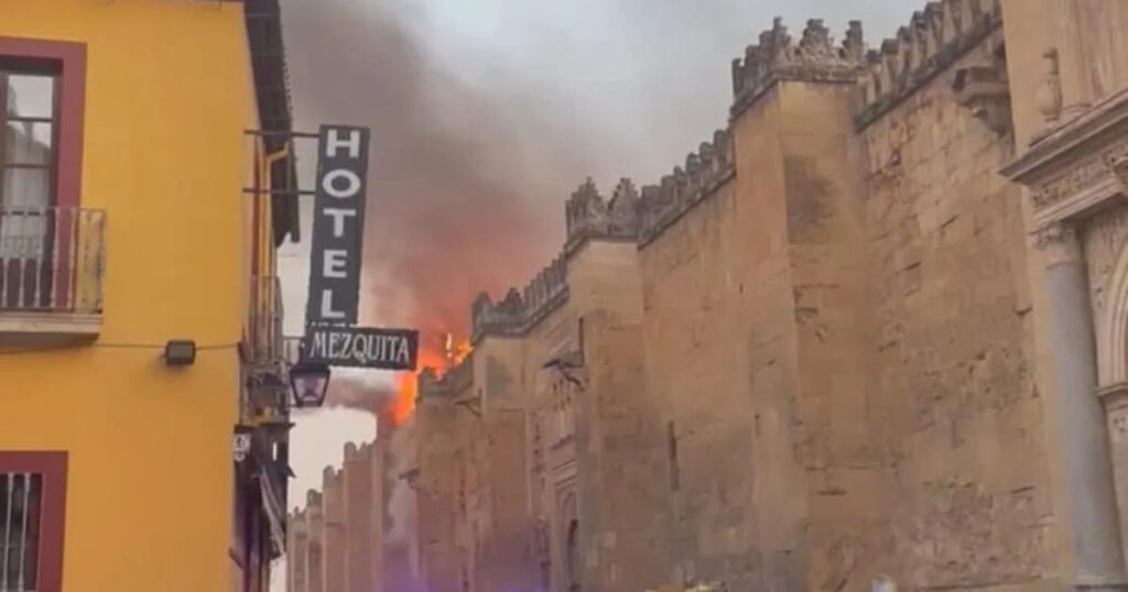 Las llamas y el humo de un incendio en la Mezquita-Catedral de Córdoba, son visibles desde toda la ciudad española incendio