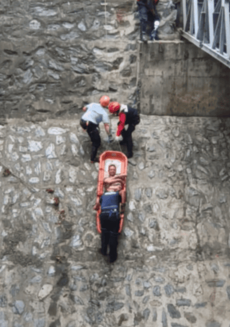 Bomberos de Caracas rescatan a un hombre que cayó 15 metros a las riberas del río Guaire Guaire