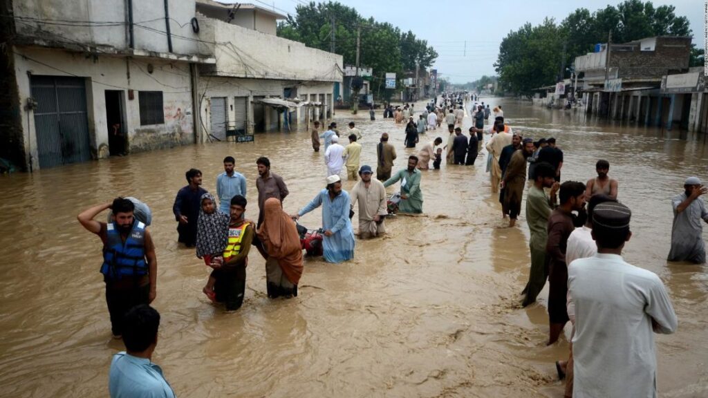 Pakistán sufre devastación por lluvias torrenciales; más de 300 muertos Pakistán