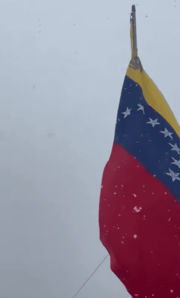 La magia de la nieve se apodera del Pico Espejo en la Cordillera Andina Pico Espejo