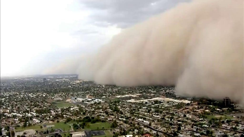 Masiva tormenta de arena devora Phoenix: vecindarios sin electricidad y el aeropuerto temporalmente paralizado tormenta