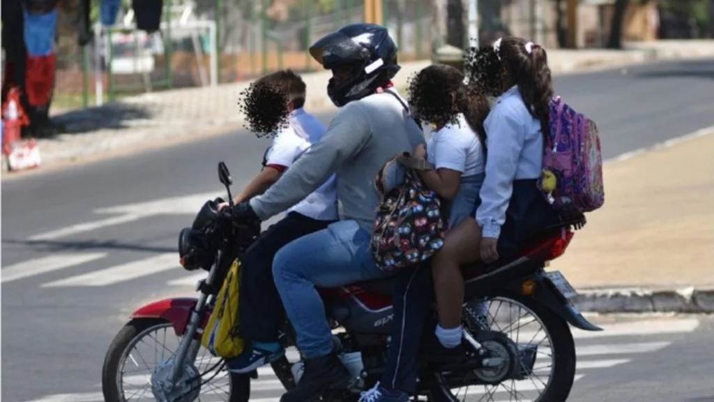 Prohíben transportar a niños menores de 10 años en motocicletas motocicletas