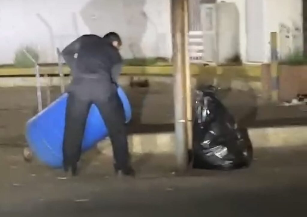 ¡OTRO CASO MAS! Trabajador de restaurante sorprendido arrojando basura en vía pública: Maracaibo exige sanciones ejemplares (VIDEOS CON LAS MANOS EN LA MASA) Maracaibo exige sanciones ejemplares