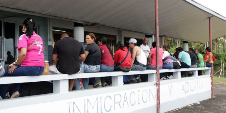 Venezolanos enfrentan deportación masiva en Trinidad y Tobago por orden oficial Trinidad y Tobago deporta a 200 venezolanos