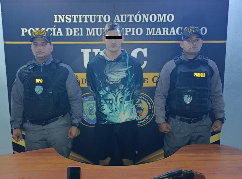 Joven es arrestado por mostrar escopeta en redes sociales mostrar una escopeta en redes sociales