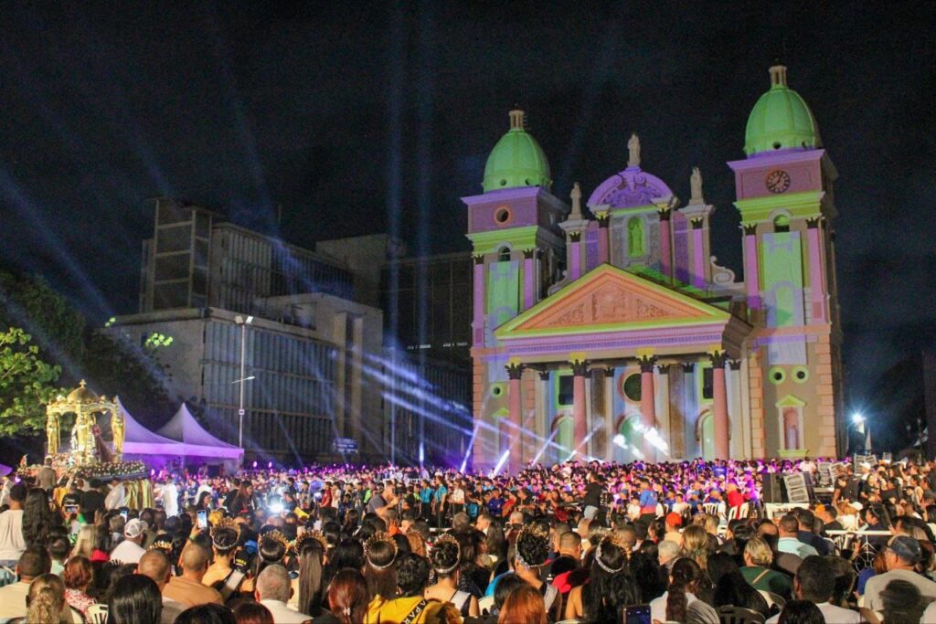 Maracaibo iluminó el cielo con 1500 drones y gaiteritos en homenaje a Astolfo Romero (FOTOS) 1500 drones