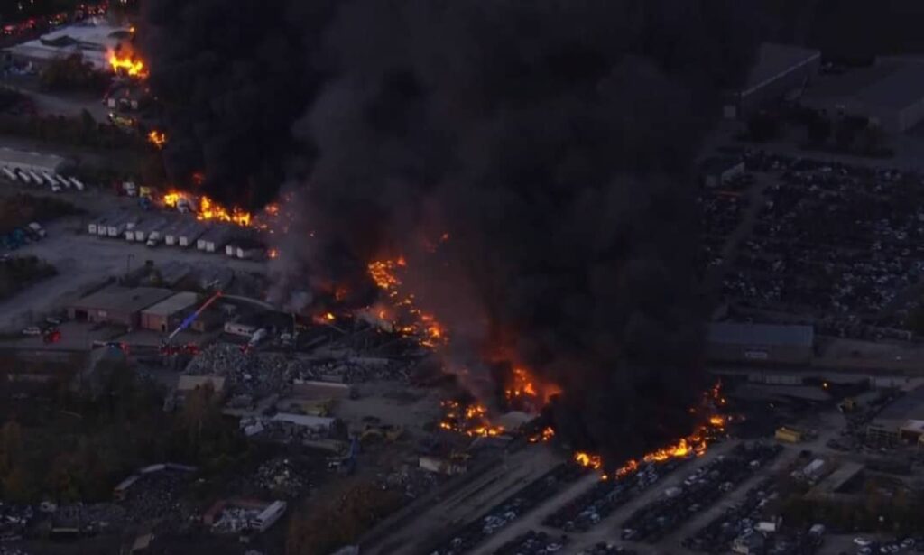 Explosión masiva tras caída de avión con 25.000 galones de combustible en Louisville (VIDEOS) Explosión masiva
