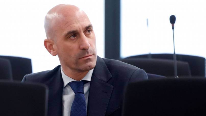 Agresión a Luis Rubiales durante presentación de su libro en Madrid Agresión a Luis Rubiales