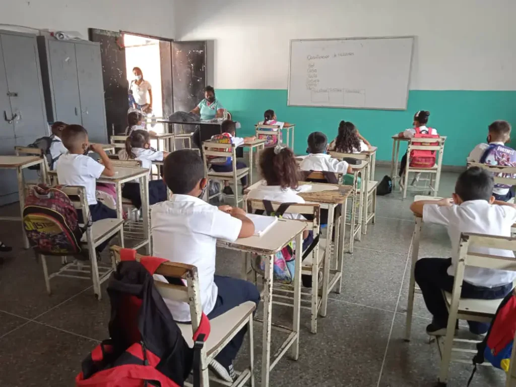¿Qué día de enero se incorporan los estudiantes al aula? Esto dice el calendario escolar 2025-2026 calendario escolar 2025-2026