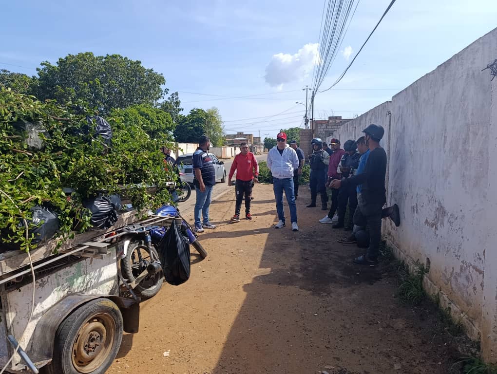¡POLISUR E IMASUR ACTUARON! Carretilleros detenidos en flagrancia por arrojar escombros en vía pública del municipio San Francisco (VIDEO) municipio limpio y con nueva cara
