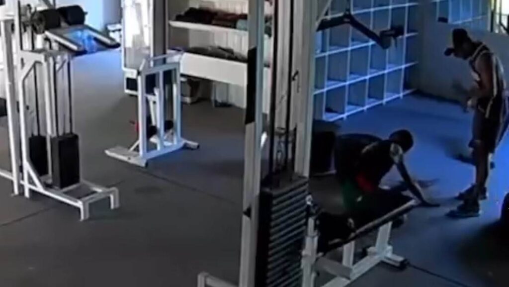 Ataque a traición en gimnasio