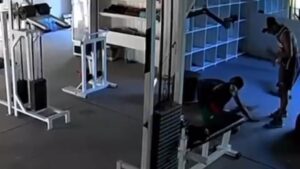 Ataque a traición en gimnasio