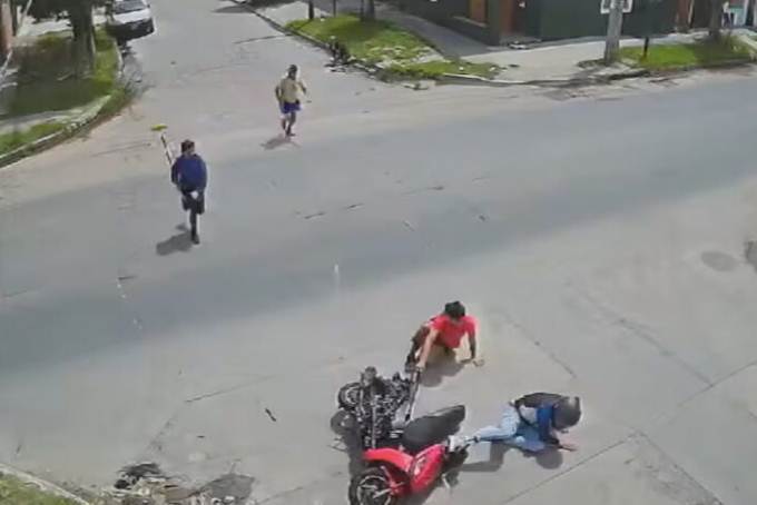 Intento de robo a una mujer termina con los sospechosos retenidos por vecinos Justicia Por Mano Propia