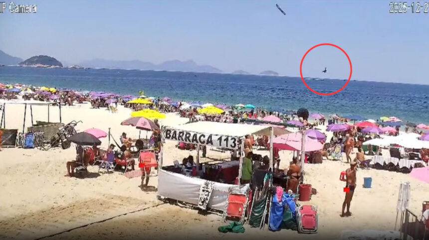 Avioneta de publicidad se precipitó al mar en Río de Janeiro avioneta publicitaria