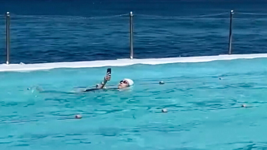 mujer viral en piscina pública
