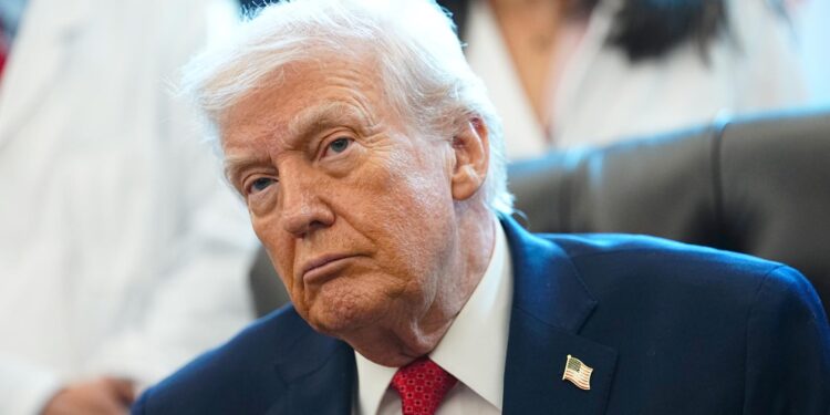 Trump: «Helicóptero de EE.UU fue alcanzado en el ataque contra Venezuela, pero pudo regresar» helicóptero militar