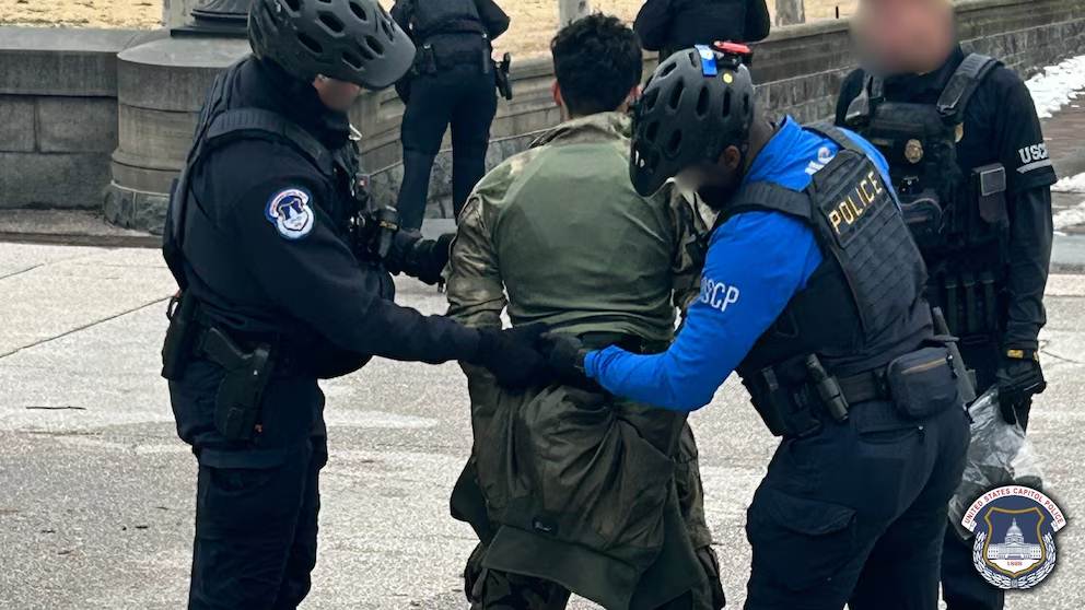 Policía detiene a joven armado en el Capitolio de Estados Unidos incidente en el Capitolio de Estados Unidos