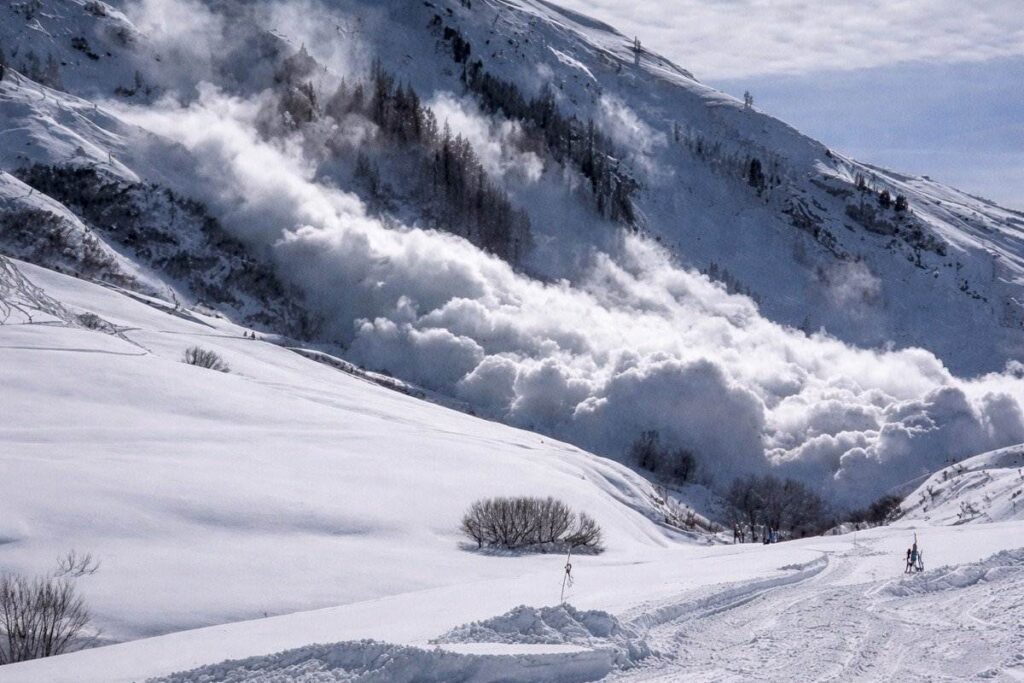 Avalancha en los Alpes franceses cobra la vida de dos personas peligro de avalanchas en los Alpes franceses