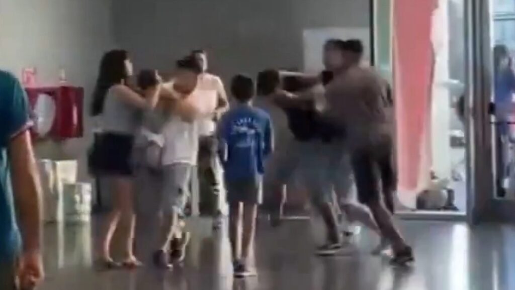VIDEO | Fue al museo por amor… y terminó a golpes con el ex de su novia pelea en museo
