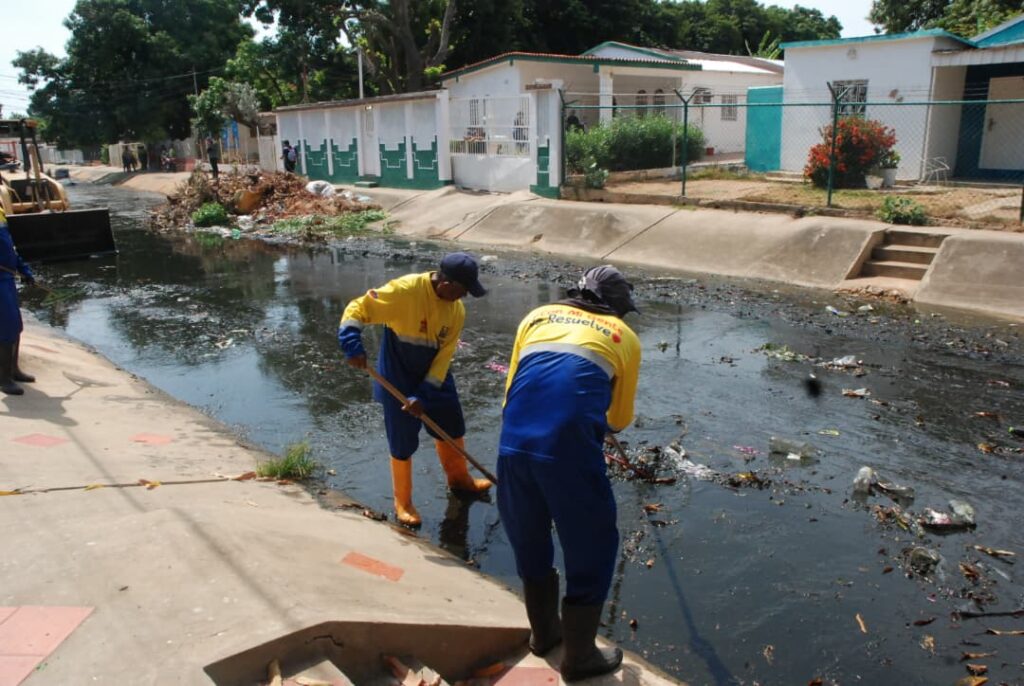 Ejecutan jornada de saneamiento en la cañada La Rosita alcaldia de maracaibo