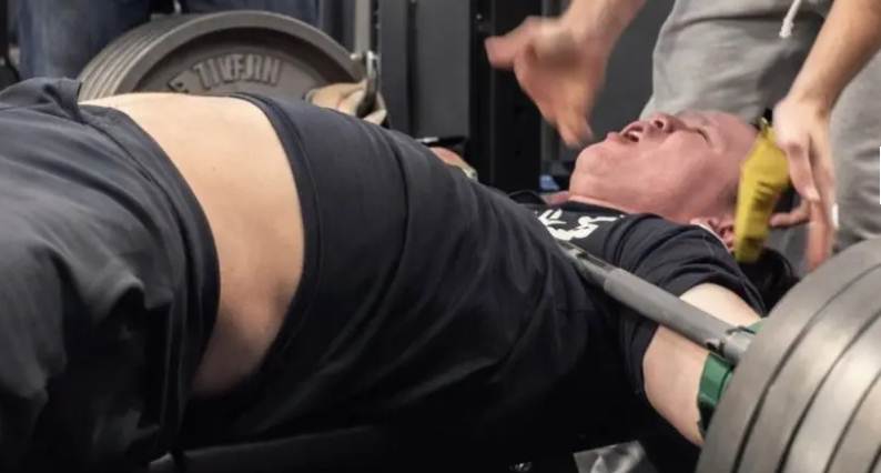 Influencer sobrevive tras ser aplastado por pesas de 420 libras peligro en gimnasios para menores