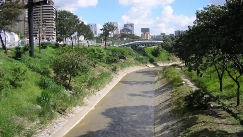 Extraen cuerpo sin vida de una mujer en las riberas del río Guaire Bomberos de Caracas