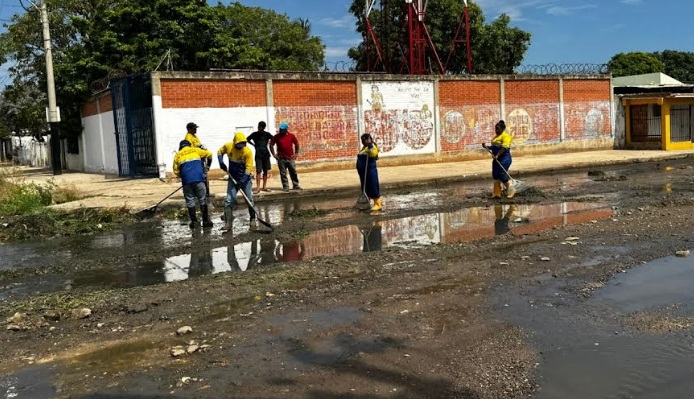 Alcaldía de Maracaibo despliega limpieza en calle Ñ-O del sector Norte Independencia en la parroquia Coquivacoa limpieza de calles en Maracaibo