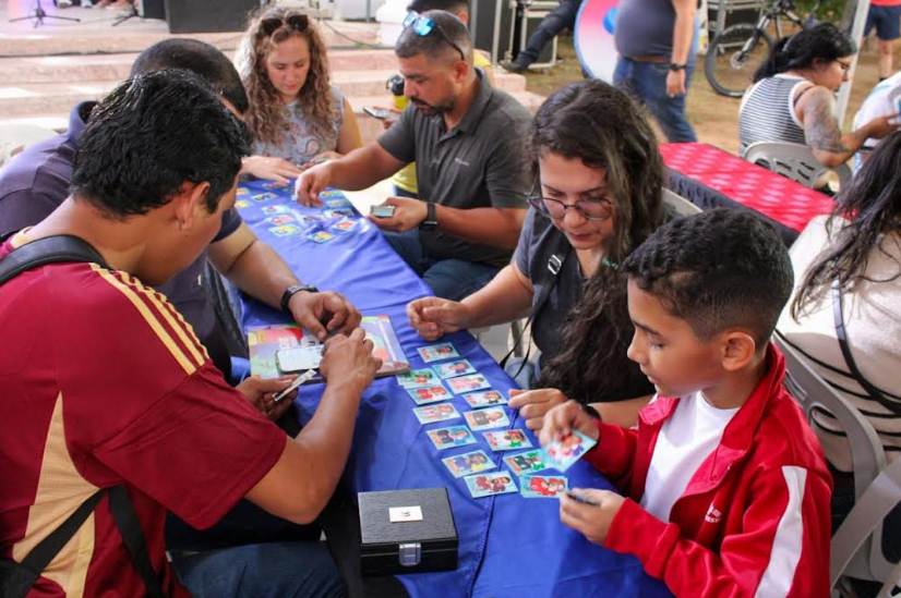 Fiebre mundialista: Furor por el gran intercambio de barajitas en Maracaibo intercambio de barajitas en Maracaibo