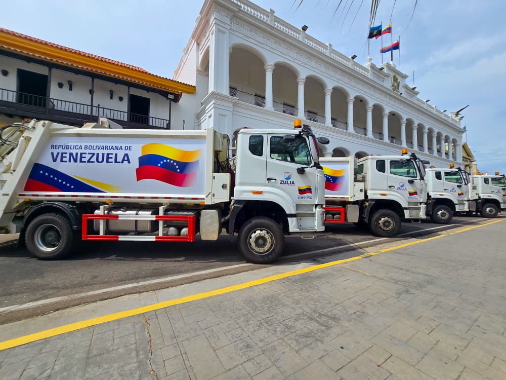 Luis Caldera entrega ocho unidades compactadoras y una ambulancia para fortalecer servicios públicos luis caldera