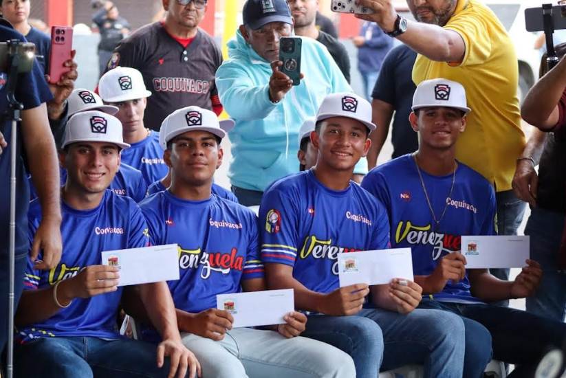 Alcalde Di Martino entregó boleto a la pequeña Liga Coquivacoa quien busca la gloria en el béisbol menor en Ecuador béisbol menor en Ecuador