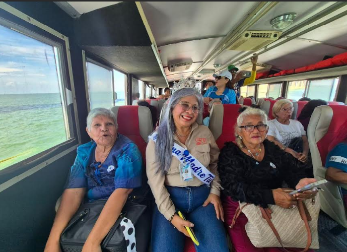 Más de 50 abuelos celebran su semana con un alegre recorrido por el Lago de Maracaibo programa de Geroturismo en el Zulia