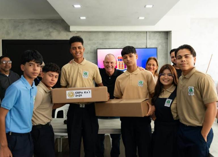 Alcalde Di Martino entregó más kits de robótica a la juventud marabina robótica en Maracaibo