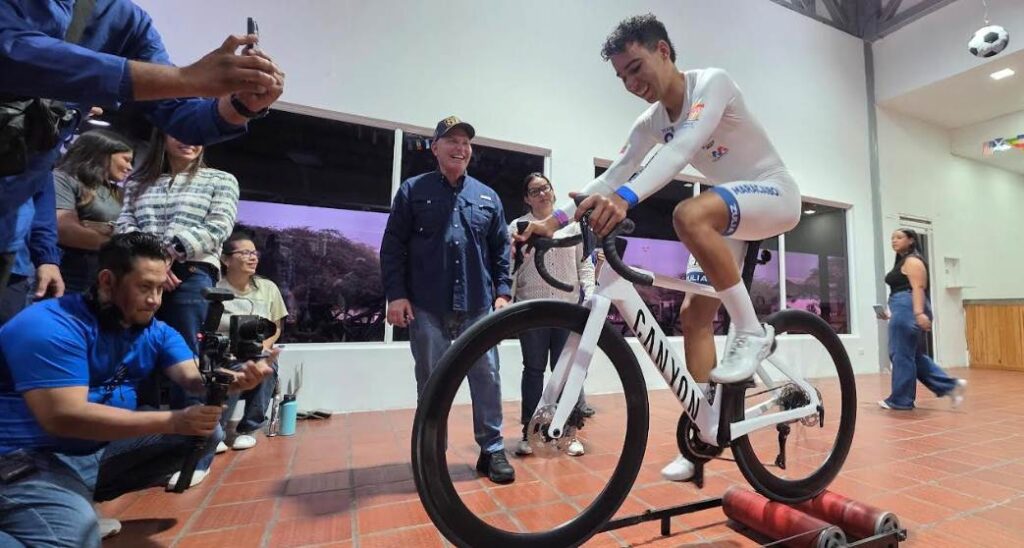 Alcalde Di Martino entregó bicicleta de alta gama al Embajador Deportivo Luis Miguel Hernández Di Martino entregó bicicleta de alta gama