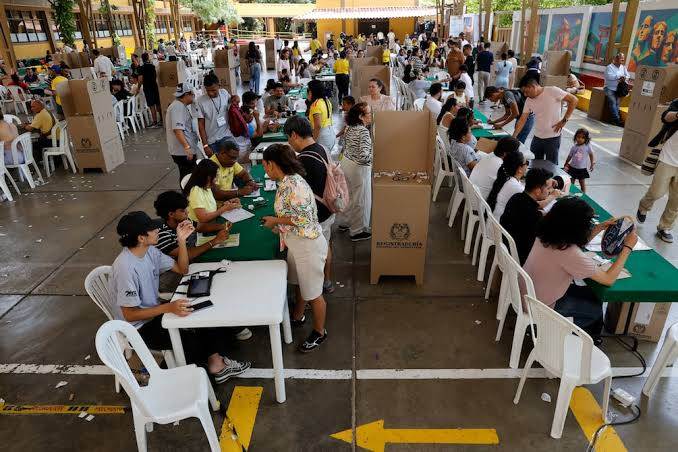Cierran los colegios electorales en Colombia tras las elecciones presidenciales de este domingo votación en Colombia