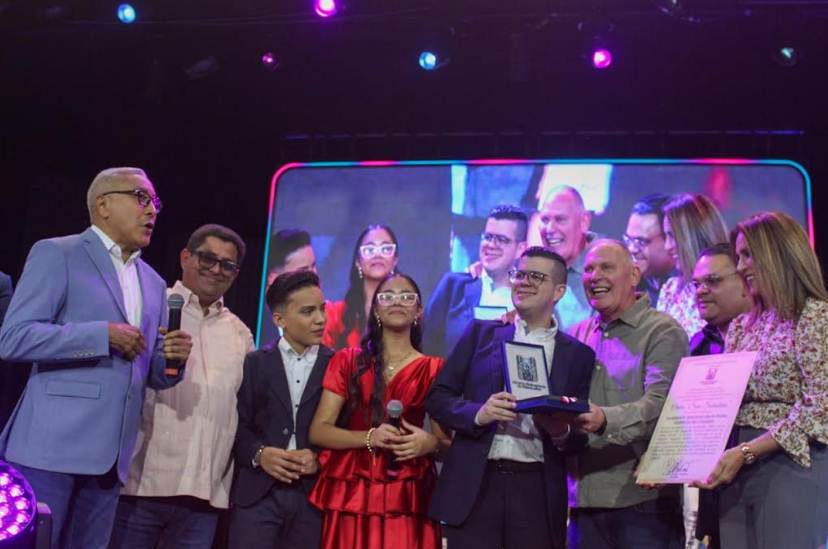 Alcalde Di Martino entrega Orden San Sebastián a Gaiteros de Corazón Orden San Sebatián