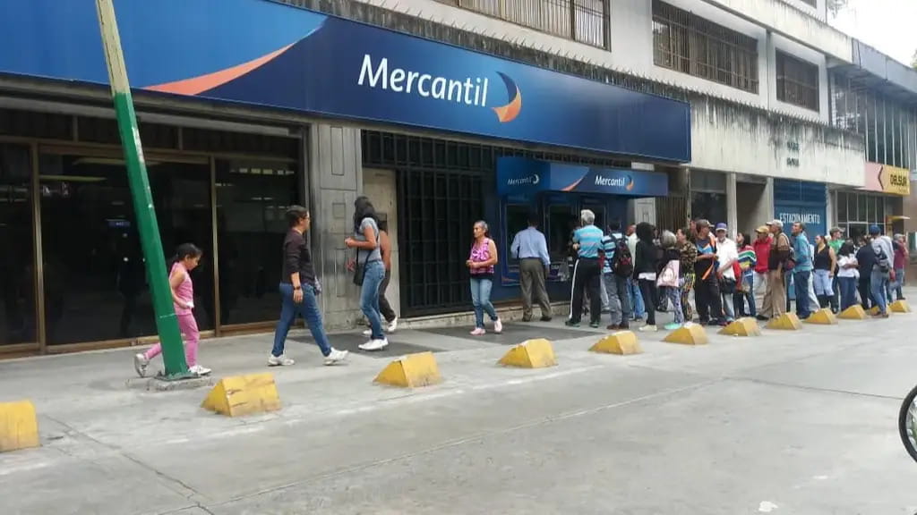 Banco Mercantil activa jornadas para apertura de cuentas y entrega de tarjetas Jornada del Mercantil (1)