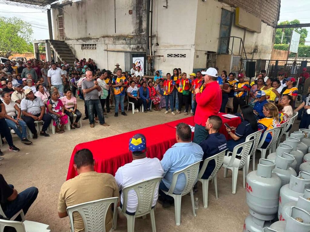 Gobernador Luis Caldera entrega 840 cilindros de gas a comunas de Maracaibo Plan Cayapa Gas Comunal