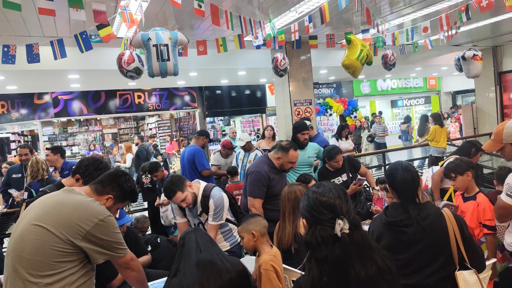 Masiva asistencia en Galerías Mall: Fomutur impulsa intercambio de barajitas intercambio de barajitas