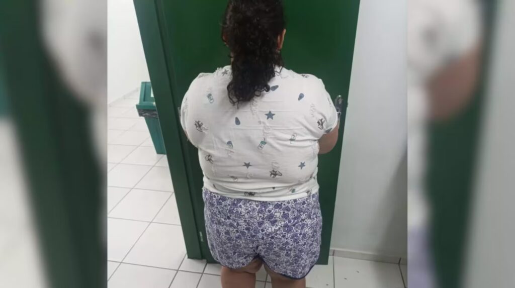 mujer identidad falsa
