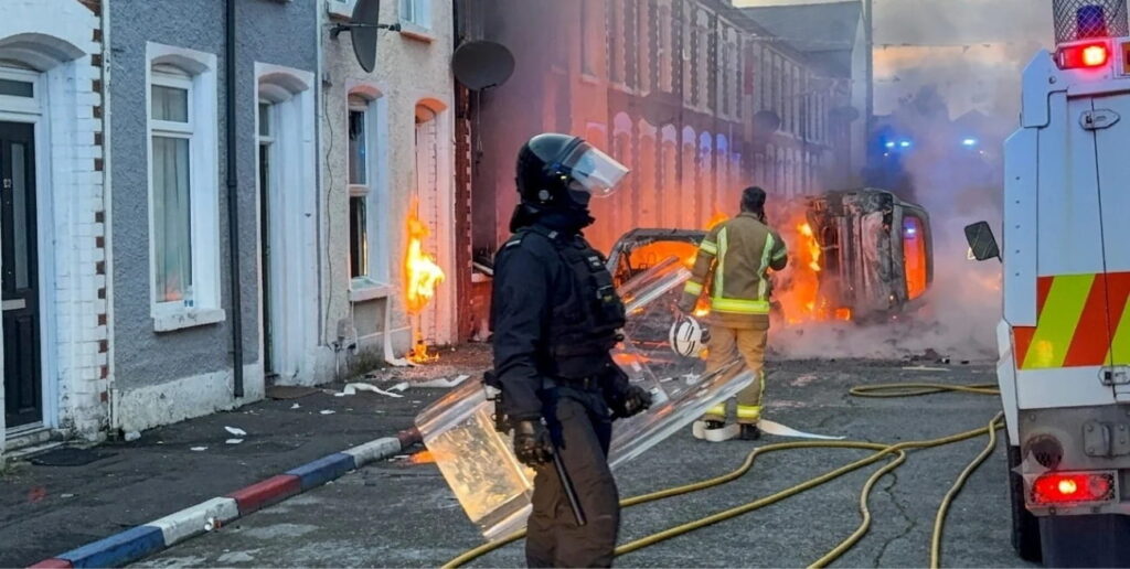 Brutal ataque desata protestas y disturbios en las calles de Irlanda ola de violencia